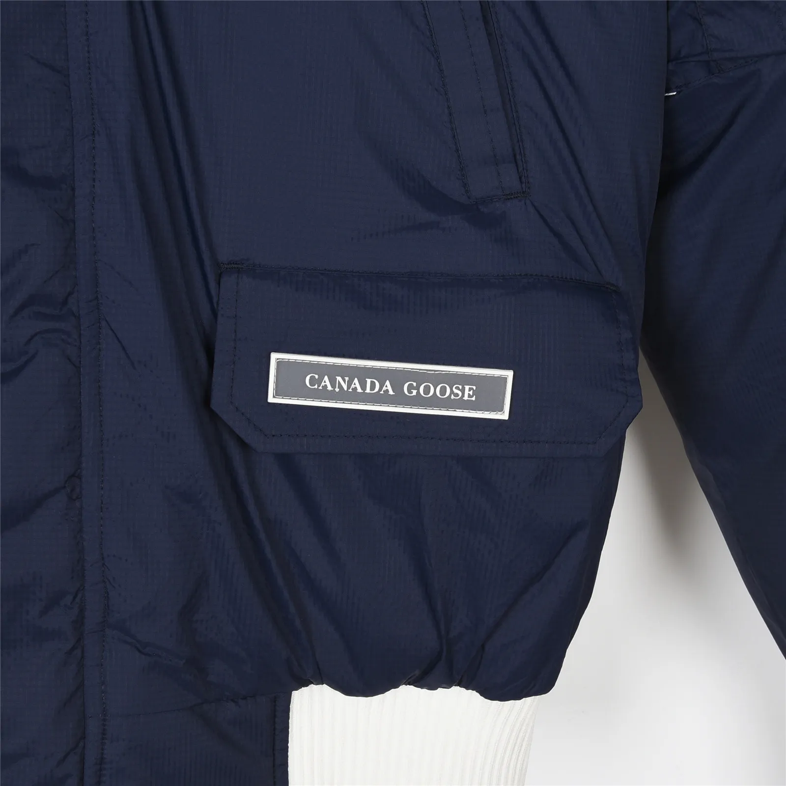 P860 Big Goose 01 Glacial White Label Down Jacket Canada Goose Canada Goose FW21 Chilliwack Series Glacial Haze White Label 01 Pilot Solid Color Hooded Down Jacket Down Jacket Winter Unisex Description: The Chilliwack bomber jacket was originally designed for pilots in uninhabited areas in northern Canada. It is durable, warm and easy to move, which can meet the needs of pilots working in the Arctic waterways. Chilliwack's iconic style remains popular and is a popular jacket from Canada Goose. The Northern Lights capsule collection is reimagined in rich hues inspired by the stunning colors of Canada's north. The Glacial Haze capsule series is improved with an eye-catching and layered color series, giving people the feeling of being caught in the mist around icebergs and glaciers. Material list: 1⃣ Original custom-made double plain 9500-100% nylon nylon fabric 2⃣ Original YKK zipper, not a sub-factory product 3⃣ National standard 80% widely inspected white duck down, (ZP uses 80% white duck down/everything that boasts 90% is fake) Material analysis characteristics: 1⃣ Original factory/9500-100% nylon100% nylon Lurex yarn is actually 100% nylon. Nowadays, there are few pure ones. Most of them are mixed with cotton or polyester. Our top-quality original version is developed in accordance with ZP and uses the same material. 2⃣ As we all know, the original version uses 80% white duck down. The fill power refers to the cubic inches of volume occupied by each ounce (30 grams) of down under certain conditions. If one ounce of down occupies 500 cubic inches, the fill power of the down is 500. So we can simply understand it as: fill power is the volume of down, and the volume of down is fill power. The higher the fill power of down, it means that under the same filling amount, down can fix a larger volume of air layer to keep warm and insulate, so the warmth retention of down is better. Summary: Note: In order to maximize profits during the production process, some businesses add toxic waste silk, 50 velvet, hand-feel velvet, etc. to clothes! But on the outside of the clothes, good fabrics are used. It is said to be 90% white duck down at purchasing agent level, or even more exaggeratedly said to be 90% white goose down, to fool the layman! (You can consult the official Big Goose. All authentic styles are made of white duck down.) I will also teach you a more practical trick: buy an authentic product from Tmall, and at the same time buy a piece of clothing from a merchant you trust, and come back to compare the details. (Tmall offers 7-day no-reason returns and S+ offers 15-day no-reason returns without affecting secondary sales.) ⚠️ Remember, you get what you pay for! Don't be greedy for small gains, or you will suffer big losses! Every customer is welcome to ask questions and we will continue to improve product quality and service! Product color: black, white, dawn blue, mood blue Size: S, M, L, XL, XXL